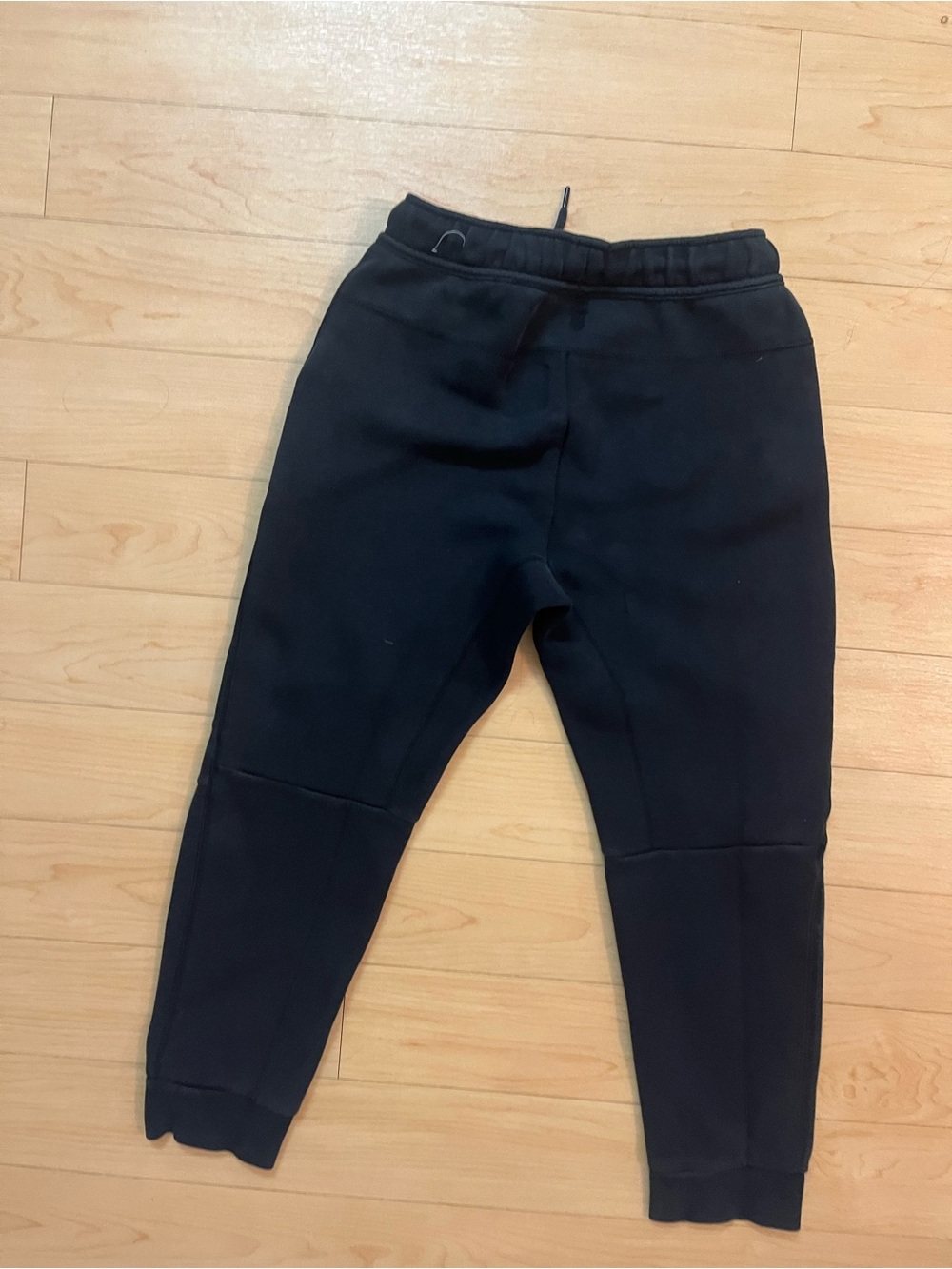 Black Nike tech fleece